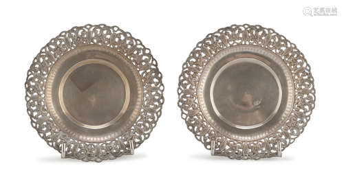 A PAIR OF SAUCERS IN SILVER, PERSIA 19TH CENTURY edge pierced and chiseled to motifs of sea stars