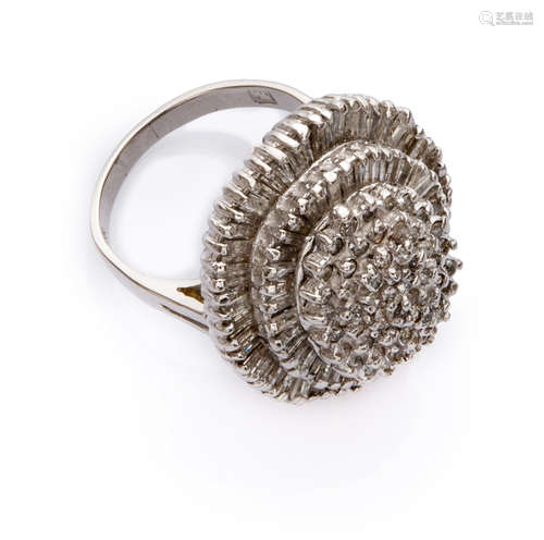 RING in white gold 18 kts., embellished with round cut and baguette cut diamonds. Diamonds ct. 2.