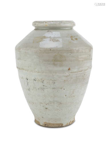 CERAMIC VASE, CHINA 17TH CENTURY body of linear shape with cream glaze. Measures cm. 20 x 15. VASO