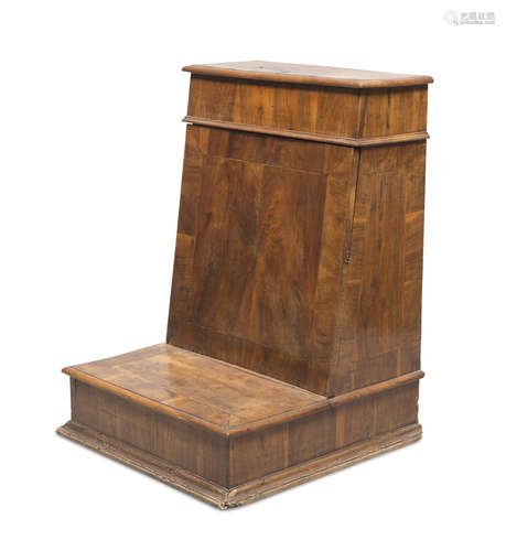 PRIE DIEU IN BRIAR WALNUT, EARLY 19TH CENTURY with thread in boxwood. A door on the front.