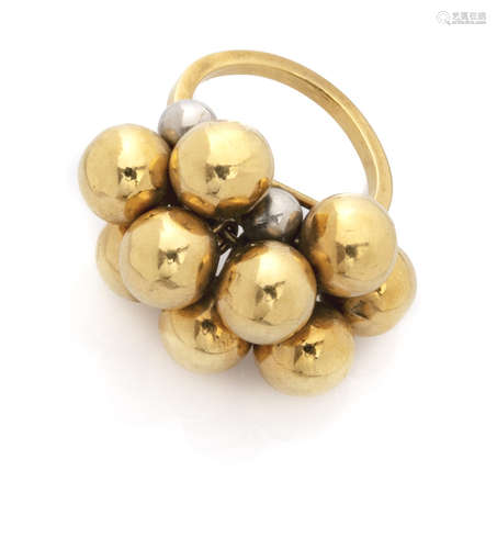 RING in yellow gold 18 kts., decorated with spheres in gold yellow and small spheres in white