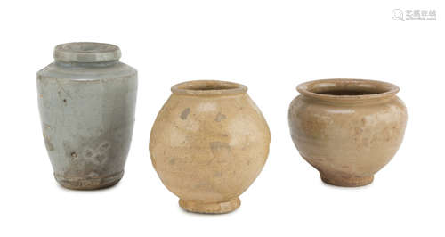 THREE SMALL JARS IN GLAZED CERAMICS, CHINA AND VIETNAM 12TH-14TH CENTURY two with globular bodies