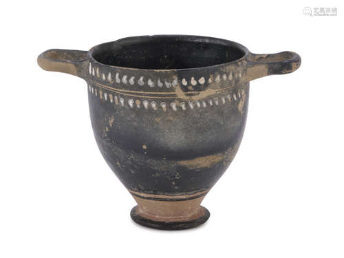 BLACK-GLAZED SKYPHOS, TYPE GNATHIA, 4TH CENTURY B.C. in beige clay, black glaze and overpaintings in