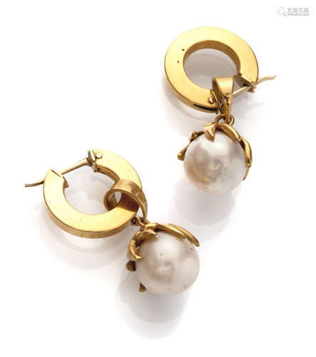 EARRINGS in yellow gold 18 kts., band with pending pearl in stylized leaves. Length cm.3,5, total