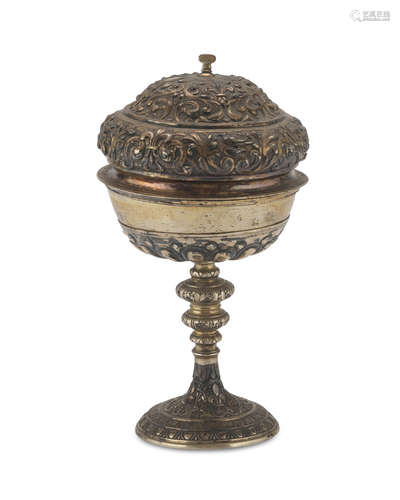 PYX IN SILVER, ITALY 19TH CENTURY entirely embossed with vegetal motifs and lilies. Fluted basin.