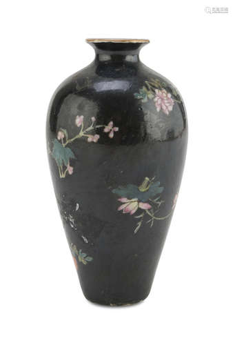 PORCELAIN VASE IN POLYCHROME ENAMELS, CHINA FIRST HALF OF THE 20TH CENTURY decorated with floral