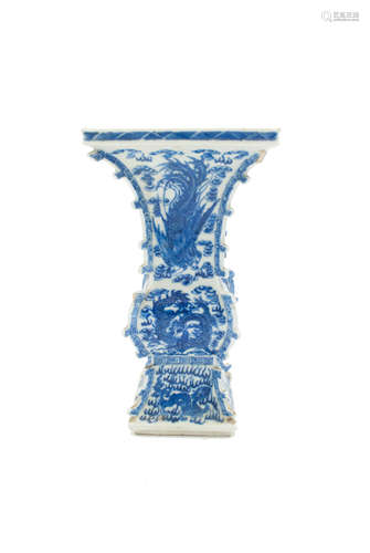 A Chinese blue and white porcelain dragon and phoenix vase, late 19th/early 20th century,