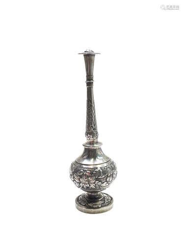 A small silver rosewater sprinkler, height 12cm, 34g.