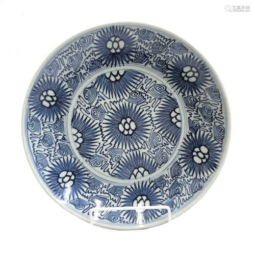 A Chinese blue and white porcelain dish, diameter 26.5cm.