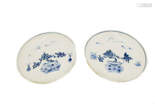 A pair of Chinese porcelain blue and white plates, circa 1680,