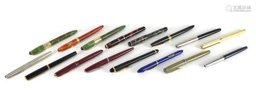 Vintage and later fountain pens including a Parker red marbleised vacumatic and Parker Victory : For