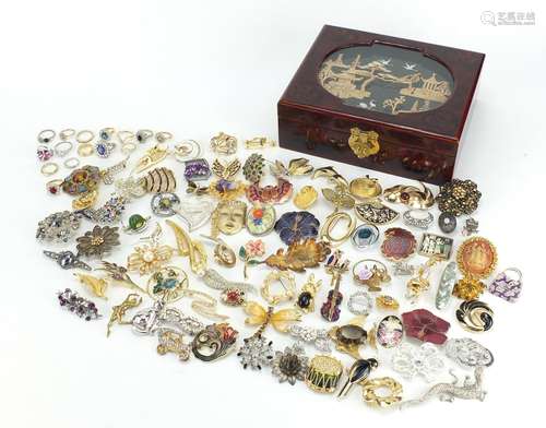 Large selection of costume jewellery brooches and rings, some enamelled and set with semi precious