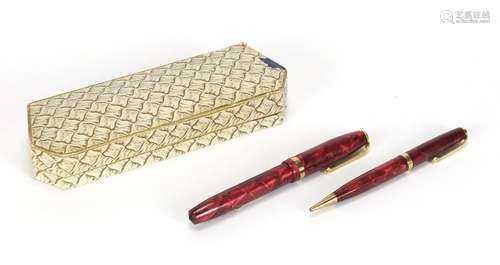 Conway Stewart 84 red marbleised fountain pen and propelling pen set with fitted box, the pen with