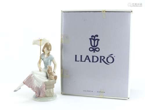 Lladro figurine Picture Perfect with box, numbered 7612, 22cm high : For Further Condition Reports