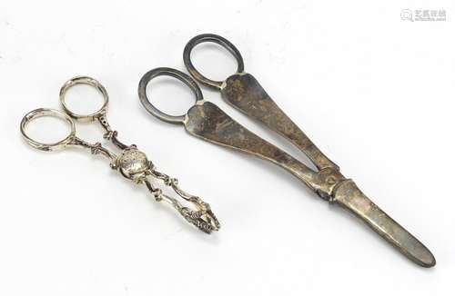 Pair of Victorian silver grape scissors and a pair of silver sugar nips, London 1893 and 1914, the