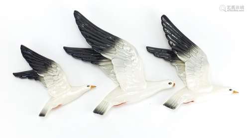 Graduated set of three Beswick seagull wall plaques, numbered 922-1, 922-2 and 922-3 the largest