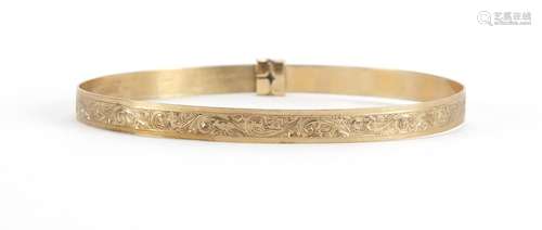 9ct gold adjustable bangle with engraved decoration, Birmingham 1973, approximate weight 8.6g :