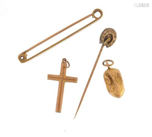 9ct gold jewellery comprising bar brooch, cross pendant, coffee bean pendant and a gold coloured