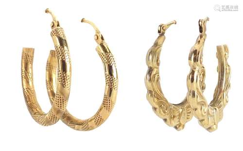 Two pairs of 9ct gold hoop earrings, the largest 2.6cm in diameter, approximate weight 4.0g : For