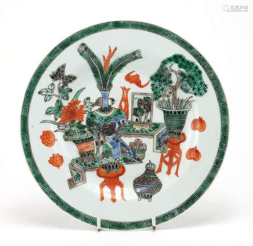 Chinese porcelain plate hand painted in the famille verte palette with objects, 23cm in diameter :