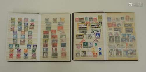 Zwei kleine BriefmarkenalbenMit einer Auswahl an Marken der Weimarer Zeit, des 3. Reiches,