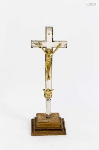 VortragekreuzMetall, versilbert bzw. vergoldet. Prozessionskreuz mit Christus im Viernageltypus,