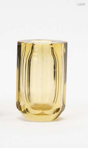 VaseGelbes, transparentes Glas. Runde Standfläche, oktogonaler, dickwandiger Korpus, glatter Rand (
