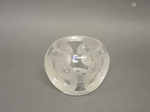 VaseKristallglas, partiell mattiert. Korpus in Form eines Spielwürfels mit Augen. H. 10 cm.