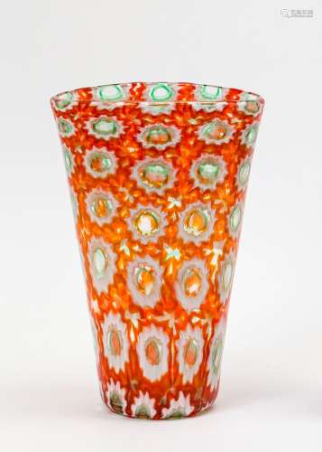 VaseTransparentes Glas mit aufgeschmolzenen Murrinen in Rot, Grün und opakem Weiß. Runder Stand