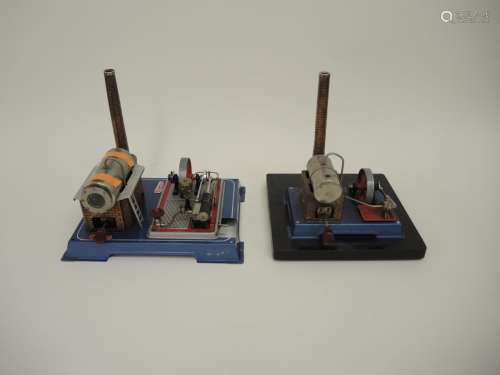 Zwei DampfmaschinenDes Herstellers Wilesco. Auf Metallplatten von 23 x 29 cm u. 26 x 26 cm