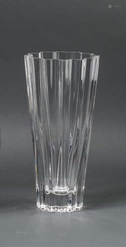 VaseTransparentes Glas. Gezackter, hochgewölbter Stand, konischer, gerippter Korpus,