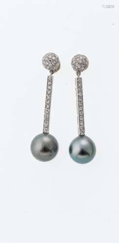 Paar OhrhängerWG, 750. Diamantbesetzte Stecker in Form kleiner Halbkugeln. Behang in Form von