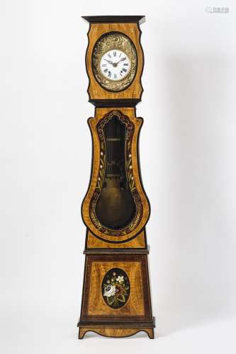 Standuhr mit ComtoiseBemalter Weichholzkasten, Mittelstück verglast mit Blick auf Lyrapendel. Uhr