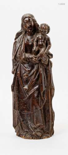 Maria mit dem JesusknabenHolz, vollrund geschnitzt. Stehende Madonna, in ihrem Arm den nackten