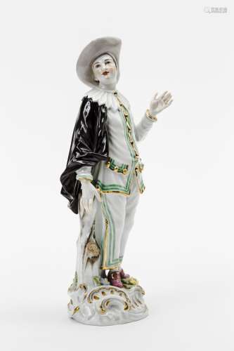 PierrotAuf rocailliertem Sockel stehender Pierrot in leicht bewegter Haltung. Seine linke Hand