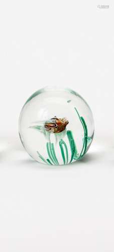 PaperweightTransparentes Glas. Plan geschliffener Stand, Kugelform, darin ein Fisch aus farbigem