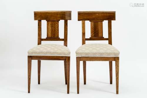 Paar Biedermeier-StühleNussbaum, auf konischen Beinen, trapezförmige, gepolsterte Sitzfläche.