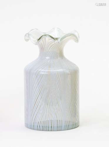 VaseFarbloses, transparentes sowie weißes und blaues Glas, Kammdekor. Runder Stand, walzenförmiger