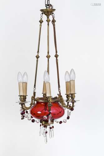 DeckenlampeRubinroter Glasschrirm, Prismenbehang, sechs Arme mit elektrifizierten Kerzen. Drei
