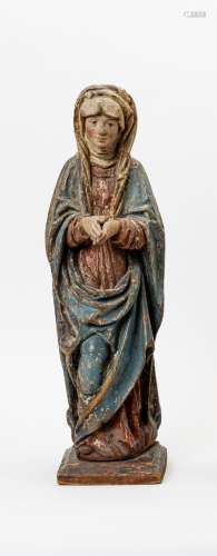 Heilige MariaHolz, vollrund geschnitzt. Auf rechteckigem Holzsockel stehende Muttergottes, die Hände
