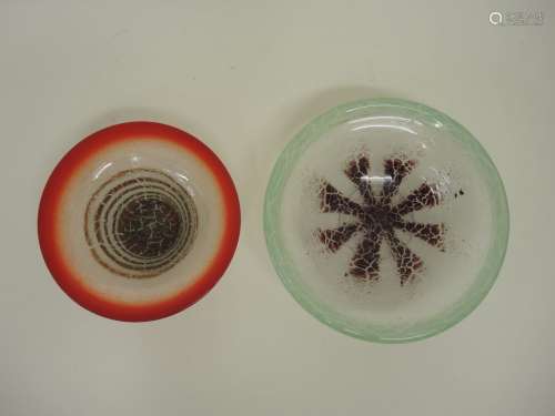 Zwei WMF Ikora SchalenFarbloses, transparentes Glas. Zwischenschichtdekor mit grünen, weißen und