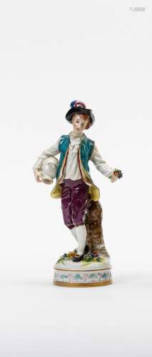 FigurineAuf rundem, reliefiertem und farbig gefasstem Sockel stehender junger Mann, Blumen und