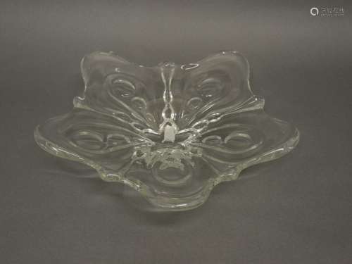 SchaleKristallglas. Blütenförmiger Stand und ebensolcher Korpus, mehrfach ausgezogener Rand. Wohl