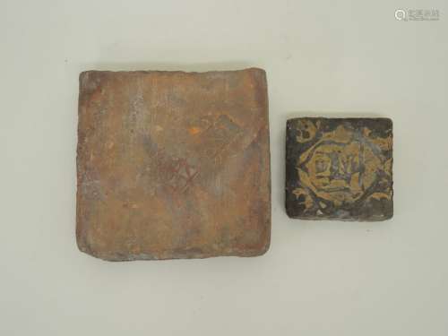 Zwei römische ZiegelQuadratischer Plattenziegel aus rotem Ton mit Stempel MXXXI sowie ein flacher