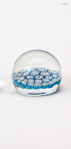 PaperweightFarbloses, transparentes Glas. Plan geschliffener Stand, Kugelform, darin ein Kissen