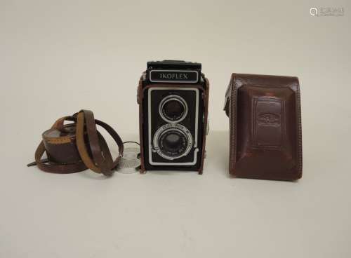 Zeiss Ikon KameraModell Ikoflex und dazugehörige Blende, jeweils in originaler Ledertasche.