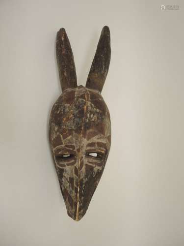 Afrikanische TiermaskeHolz, geschnitzt, farbig gefasst. Stilisierte Tiermaske mit zwei großen