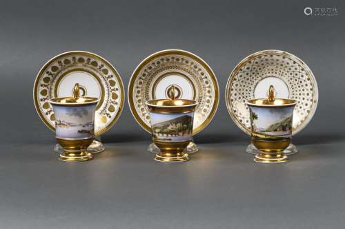 Drei AnsichtentassenUntertasse auf rundem Standfuß, gemuldeter Fond, mit reicher Goldstaffage
