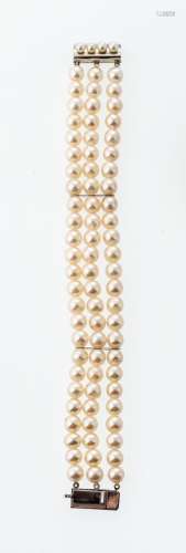 Perlenarmband78 cremefarbene Zuchtperlen, Ø 7 mm, in drei Reihen aufgezogen und von zwei Stegen