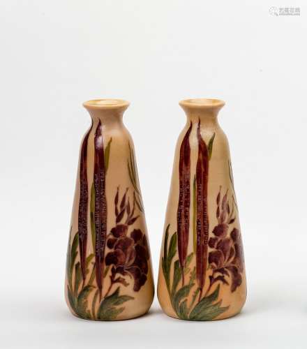 Paar VasenOpakes Glas in Beige- und Rottönen. Runder, ausgeschliffener Stand, konischer Korpus,